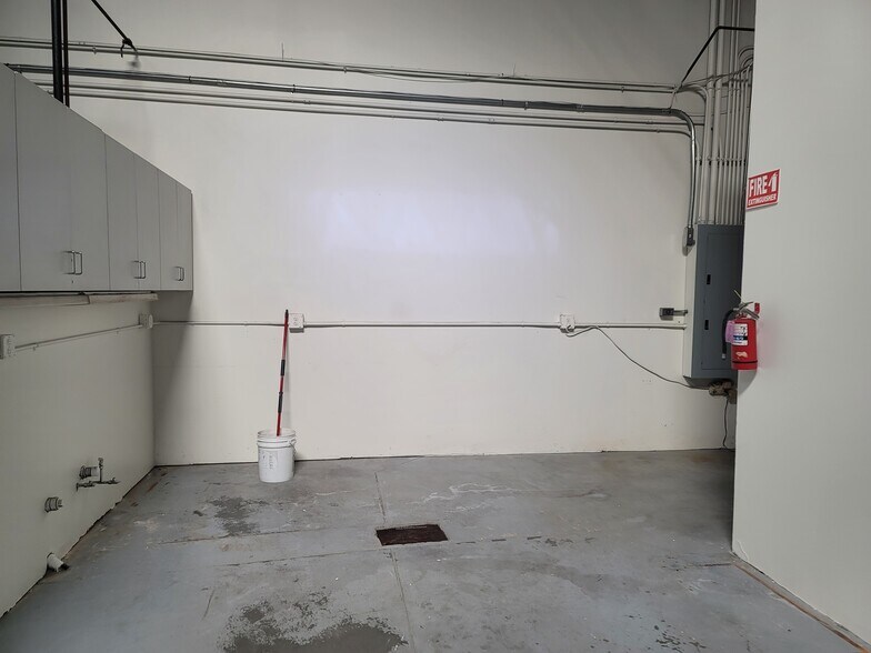 More Photos Of 800 S Rochester Ave, Ontario Warehouse For Lease