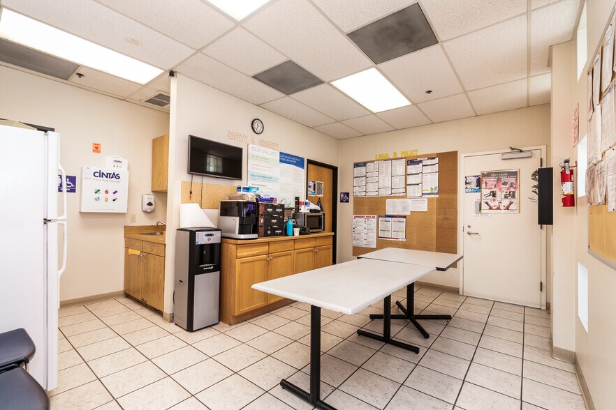 More Photos Of 520 E Easy St, Simi Valley Warehouse For Lease