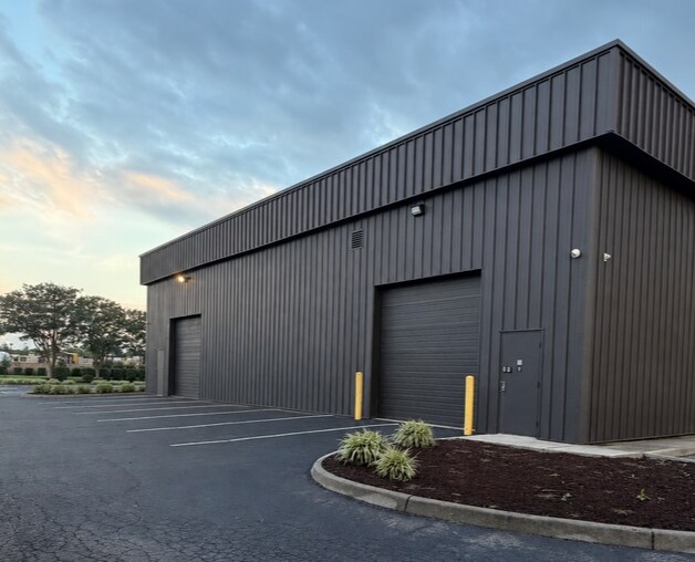 More Photos Of 572 Central Dr, Virginia Beach Light Distribution For Lease