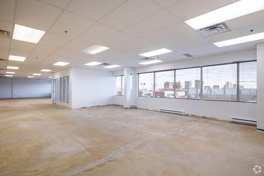 More Photos Of 4451-4479 Laval Aut W, Laval Showroom For Lease