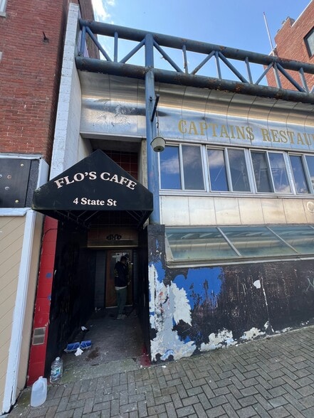 Primary Photo Of 4 State St, New London Apartments For Lease