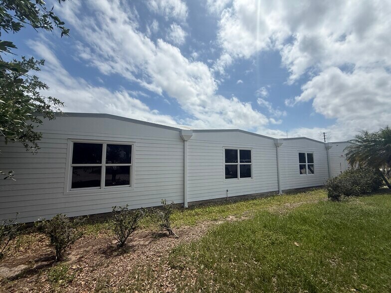 More Photos Of 926 Old Dixie Hwy, Vero Beach Freestanding For Lease