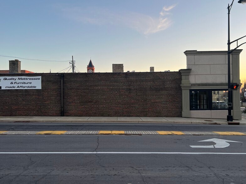 More Photos Of 904 16th Ave, Monroe Storefront For Sale