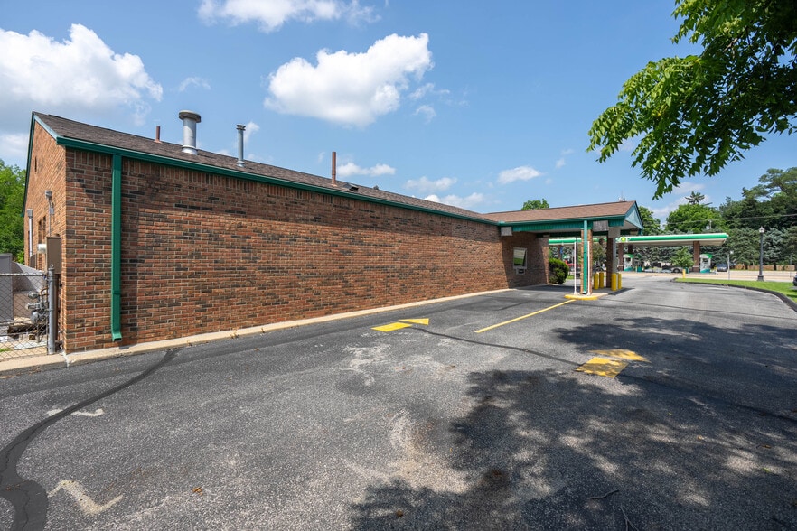 More Photos Of 69055 N Main St, Richmond Bank For Lease