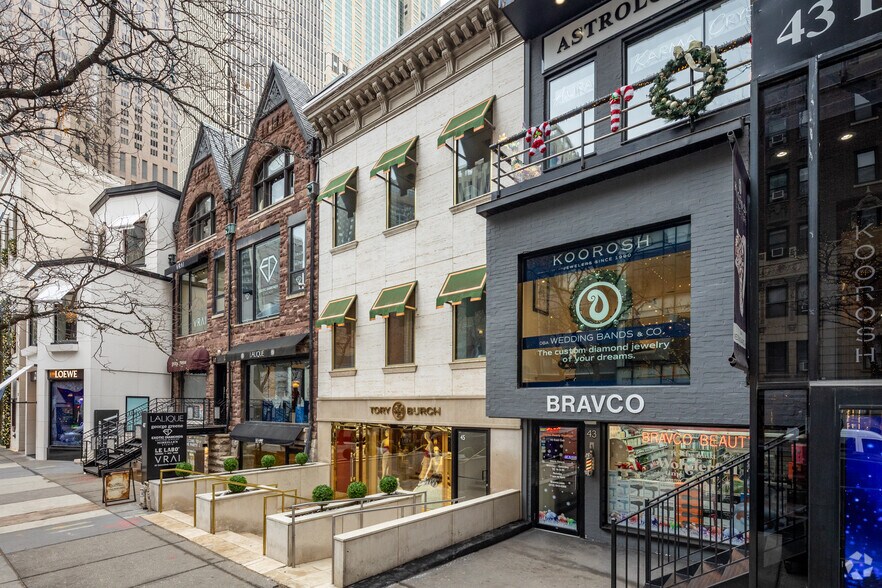 More Photos Of 45 E Oak St, Chicago Storefront For Lease