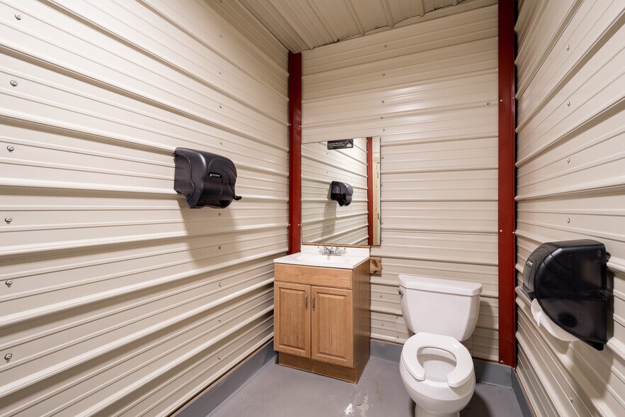 More Photos Of 21040 Loop 494, New Caney Warehouse For Lease