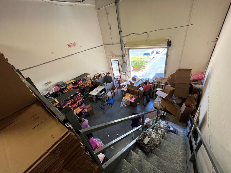 More Photos Of 6600-6626 Kingspointe Pky, Orlando Distribution For Lease