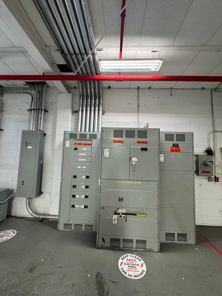 More Photos Of 217 River Ave, Patchogue Warehouse For Lease