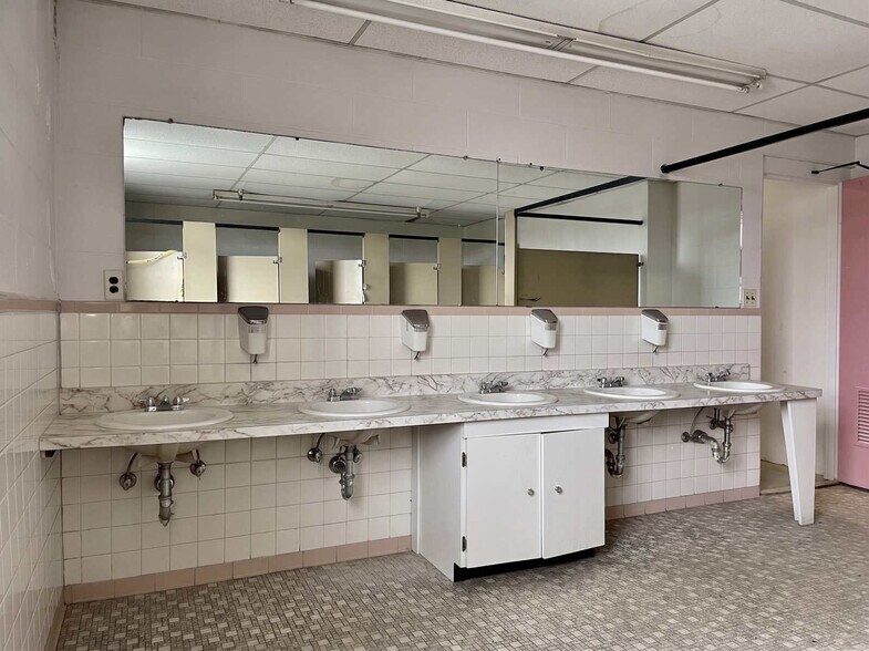 More Photos Of 73 River St, Bridgeport Manufacturing For Sale