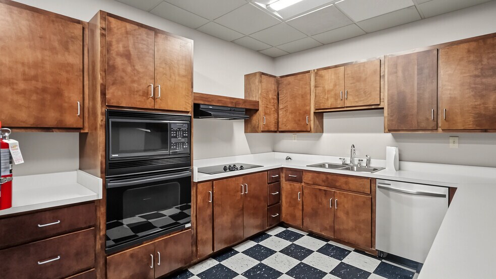 More Photos Of 112 N Jefferson St, Athens Bank For Lease