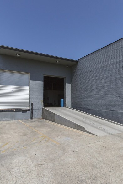 More Photos Of 1539 Round Table Dr, Dallas Light Manufacturing For Sale