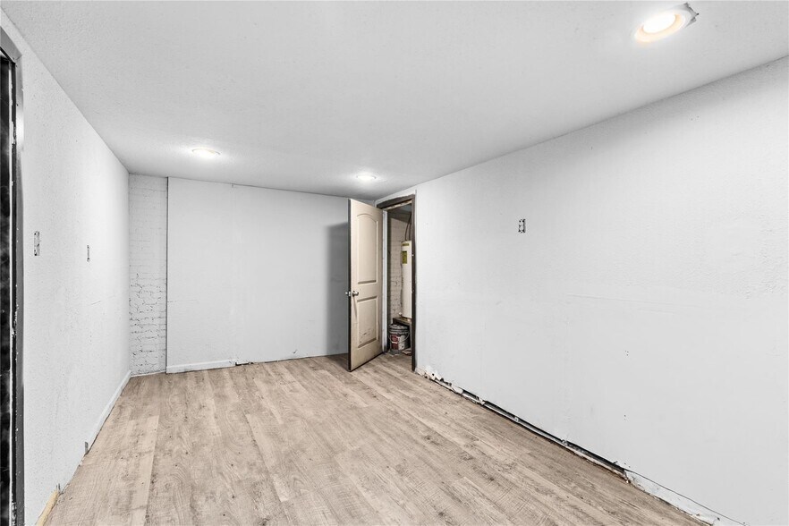 More Photos Of 125 Burrell Dr, Dallas Service For Lease