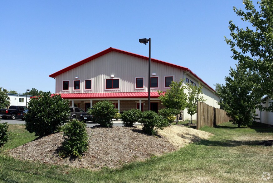 More Photos Of 45888 Woodland Rd, Sterling Warehouse For Lease