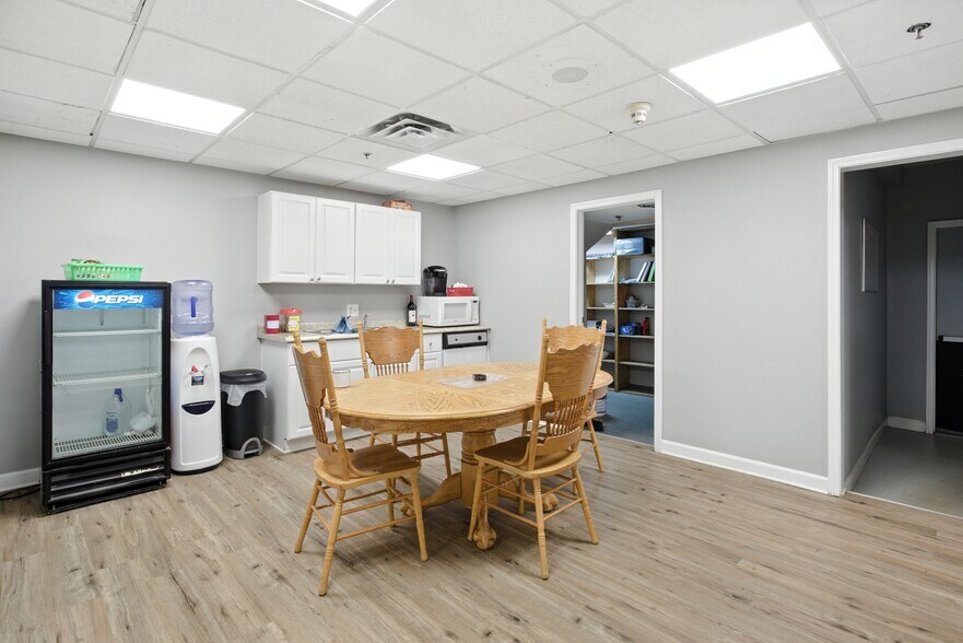 More Photos Of 4800 Joslyn Rd, Lake Orion Light Manufacturing For Sale