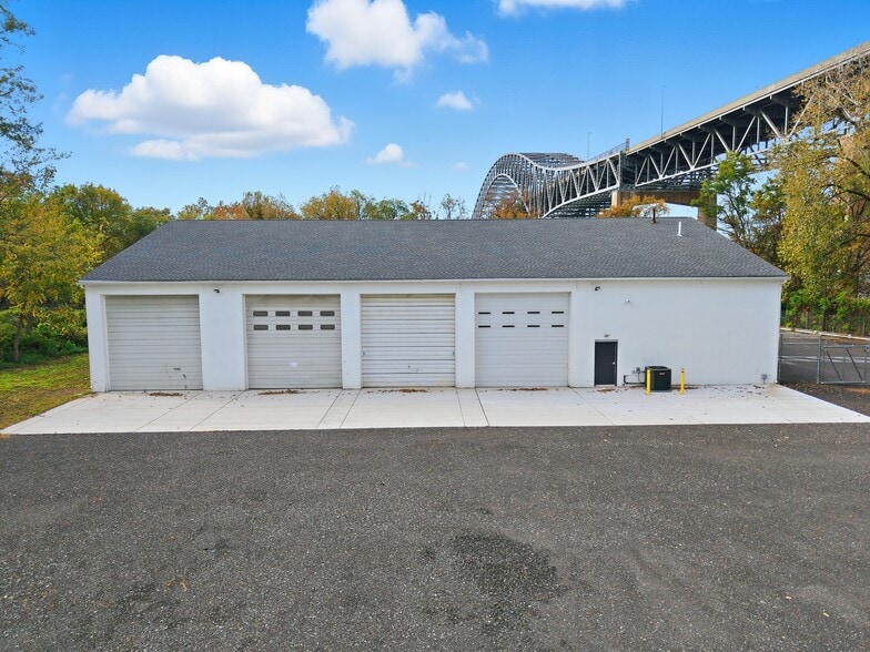 More Photos Of 1922 River Rd, Burlington Contractor Storage Yard For Lease