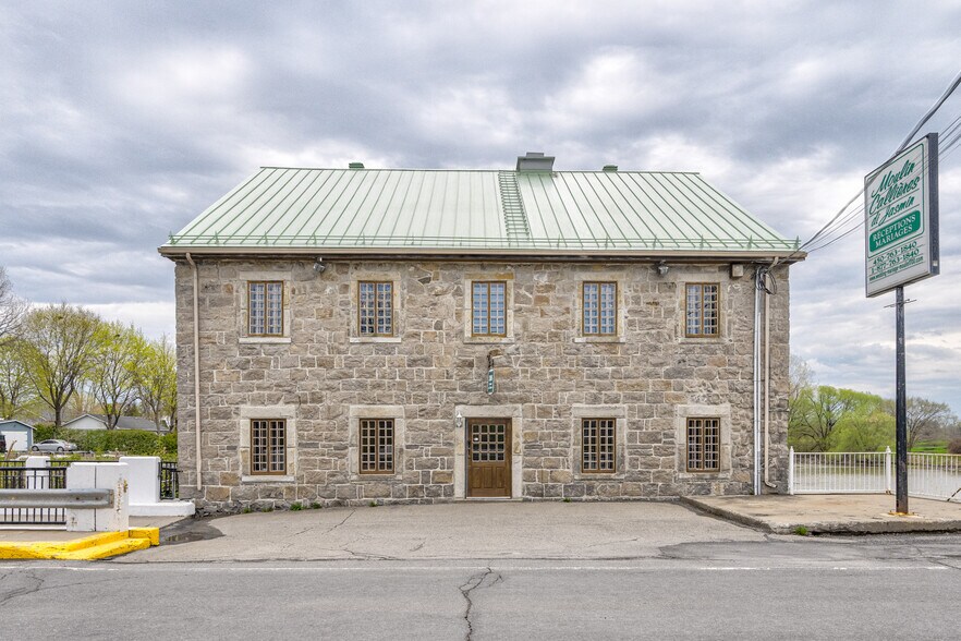 More Photos Of 308 Ch Du Fleuve, Coteau-du-lac General Retail For Sale