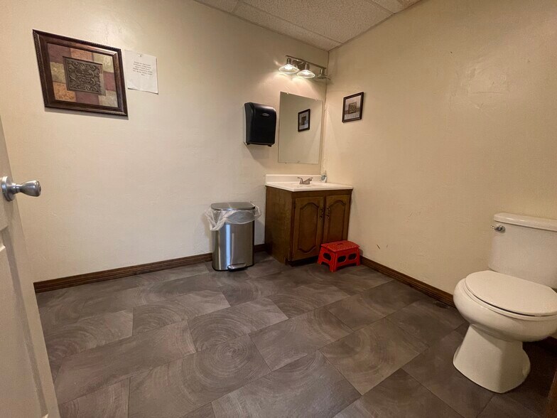 More Photos Of 1001 W Broadway St, Muskogee Medical For Sale