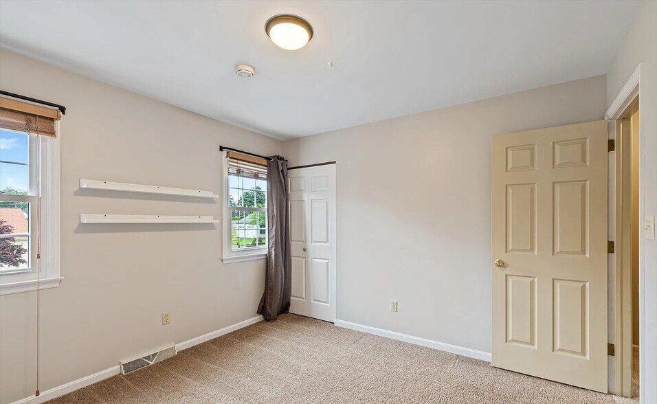 More Photos Of 585 Westbrooke Dr, Elizabethtown Specialty For Sale