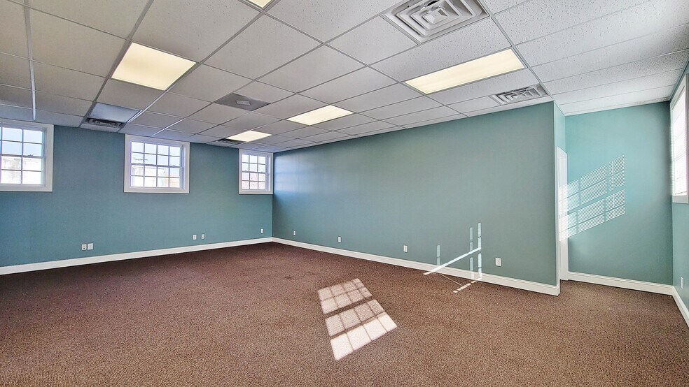 More Photos Of 2611 S Shirlington Rd, Arlington Warehouse For Lease