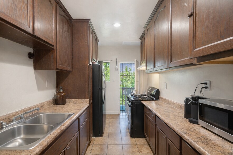More Photos Of 1543 W 22nd Pl, Los Angeles Multifamily For Sale
