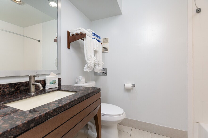 More Photos Of 1633 S Palm Canyon Dr, Palm Springs Hotel For Sale