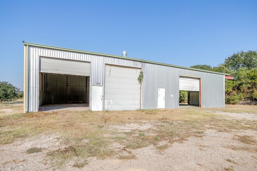 More Photos Of 3545 N Main St, Cleburne Industrial For Lease