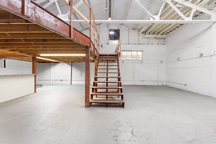 More Photos Of 109-111 35th St, Union City Warehouse For Lease