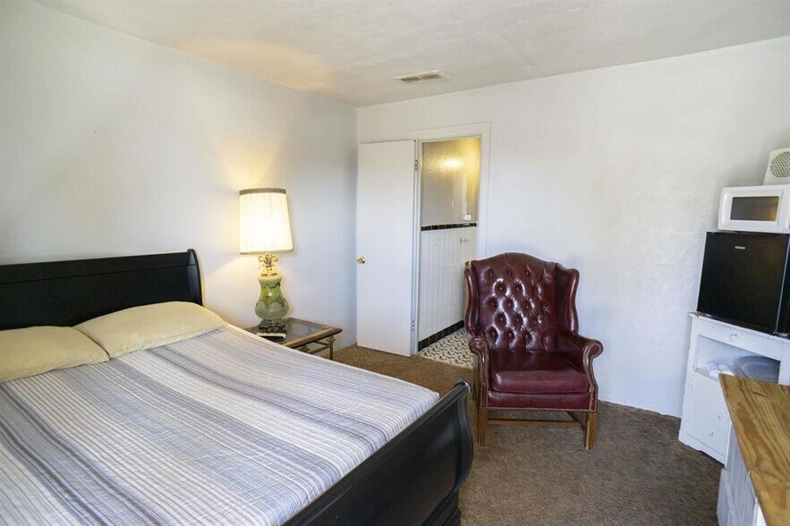 More Photos Of 215 SW 6th St, Mooreland Hotel For Sale