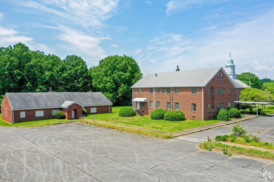 More Photos Of 830 Church St, Kings Mountain Religious Facility For Lease