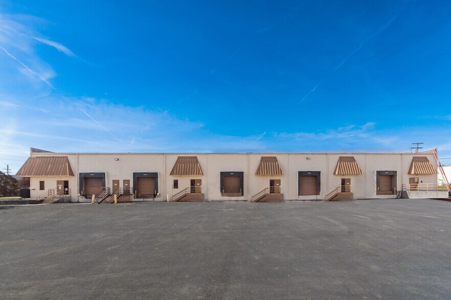 More Photos Of 800-810 Distribution Dr, Columbus Warehouse For Lease