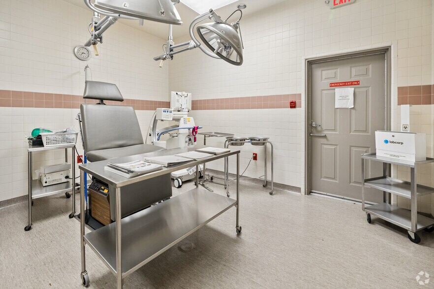 More Photos Of 2718 N Oak St, Valdosta Medical For Sale