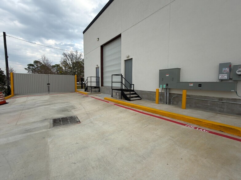 More Photos Of 14211 Hiram Clarke Rd, Houston Storefront For Lease