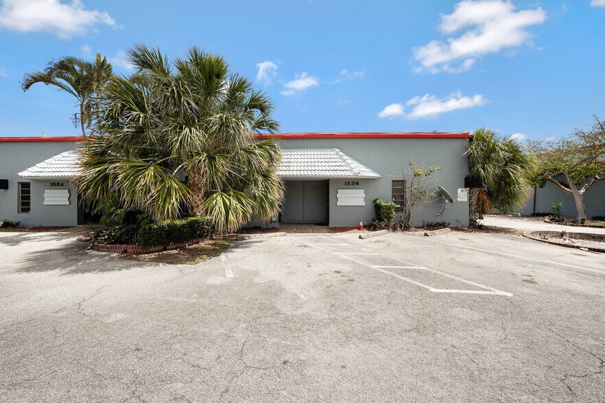 More Photos Of 1500-1536 S Dixie Hwy, Pompano Beach Showroom For Lease