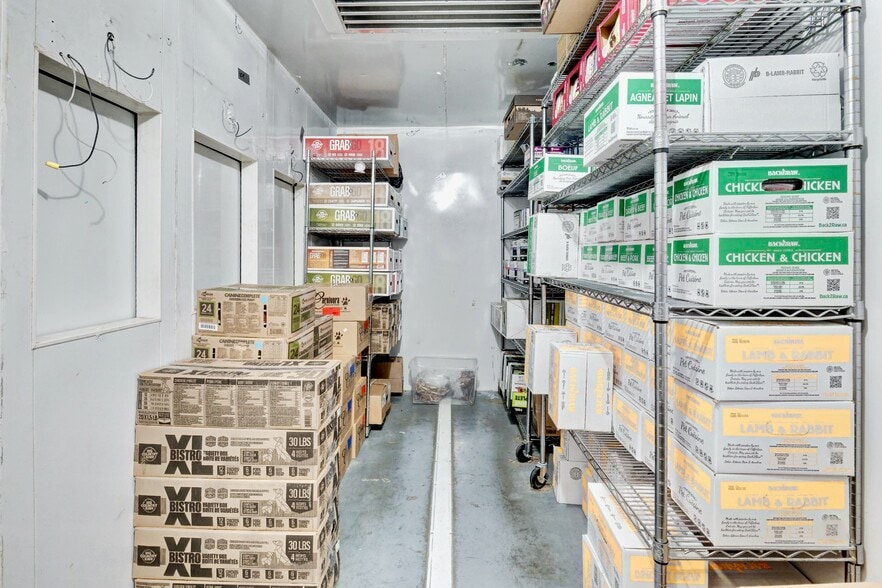 More Photos Of 3145 Dundas St W, Mississauga Storefront Retail Office For Lease