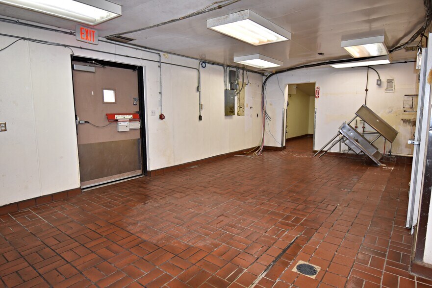 More Photos Of 1640 1st St W, Independence Freestanding For Sale