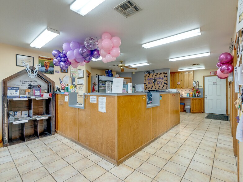 More Photos Of 1853 S Broadway St, Coalgate Flex For Sale