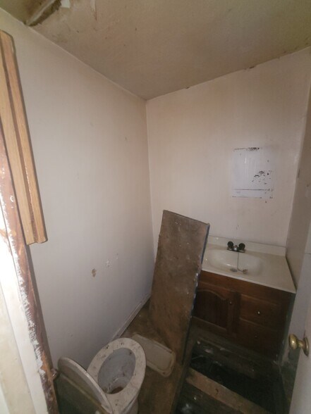 More Photos Of 1823 W 8th St, Muncie Multifamily For Sale