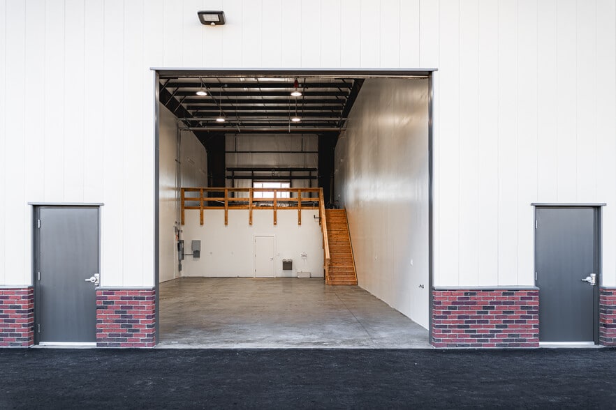 More Photos Of 285 Nagareda Dr, Gilroy Warehouse For Lease