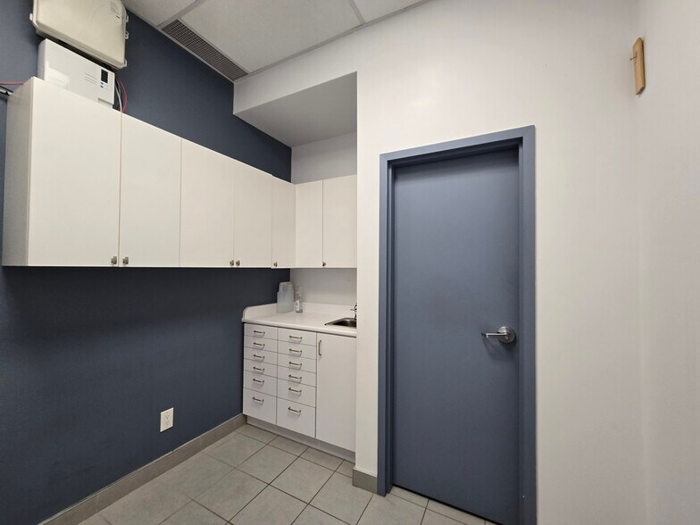 More Photos Of 9825 Boul De L'acadie, Montréal Unknown For Lease