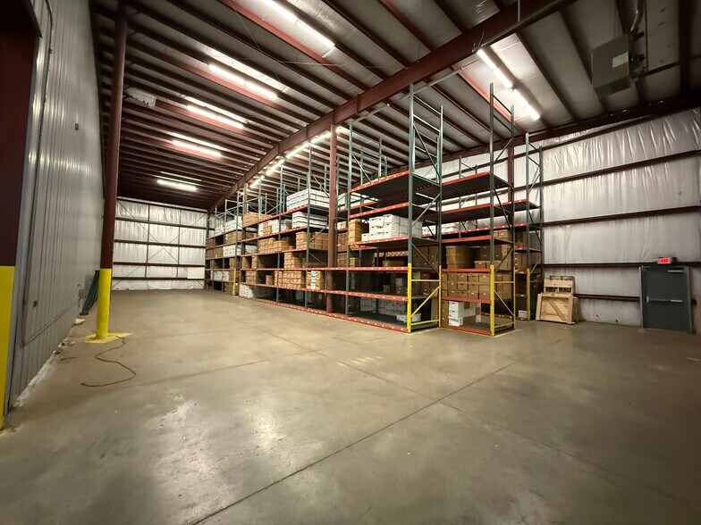 More Photos Of 5699 Maelou Dr, Hamburg Warehouse For Lease