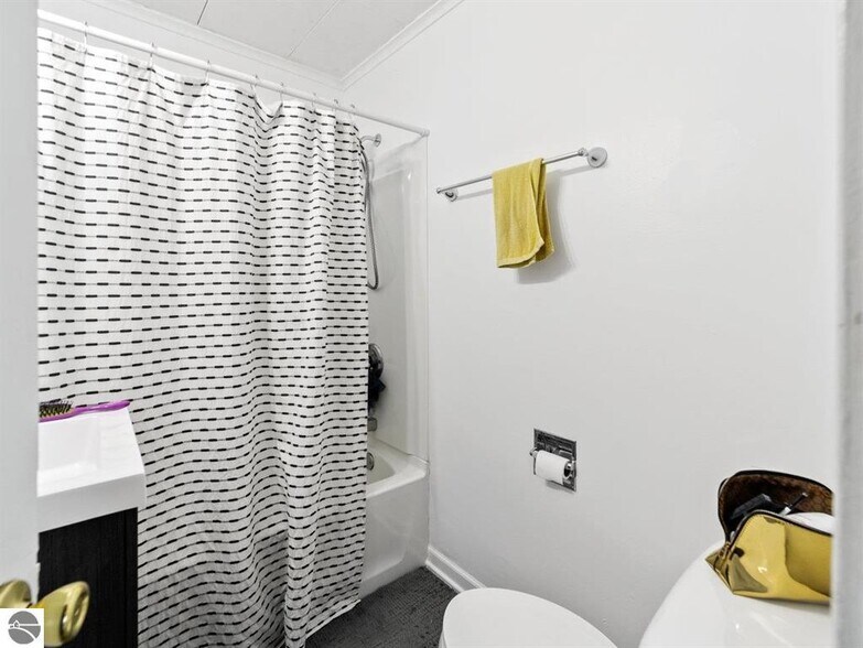 More Photos Of 180 S Benzie Blvd, Beulah Storefront Retail Office For Sale