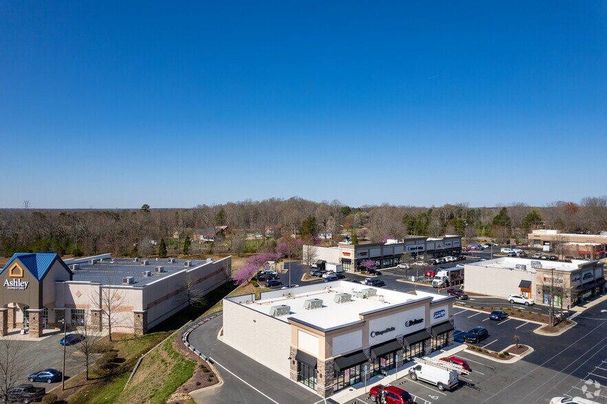 More Photos Of 1433 University Dr, Burlington Restaurant For Lease