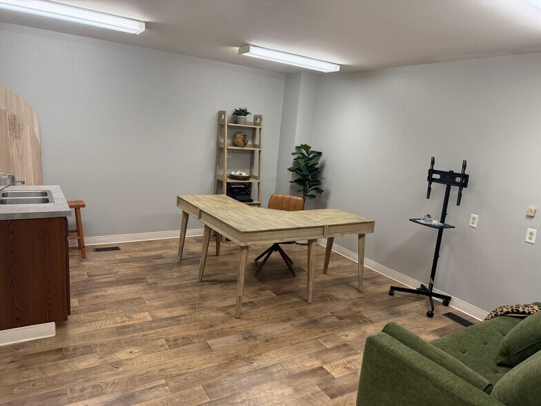 More Photos Of 580 N 36th St, Lafayette Flex For Lease