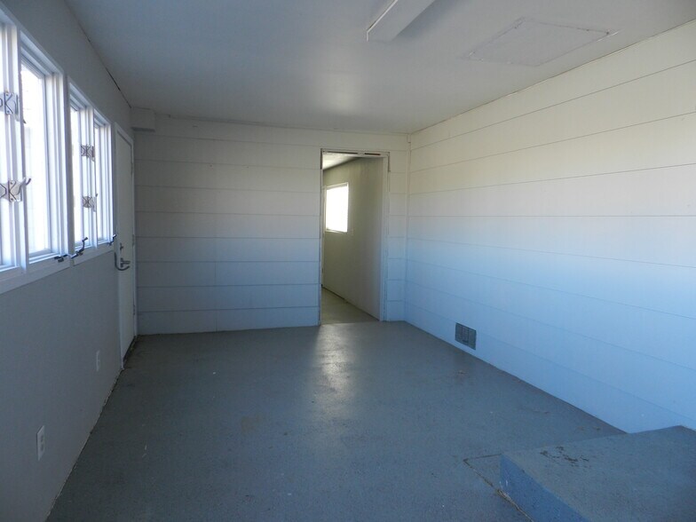 More Photos Of 445 Kristen Ct, Montrose Warehouse For Sale