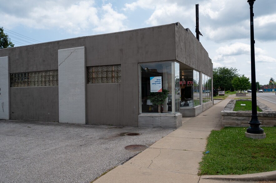 More Photos Of 515 S Walnut St, Bloomington Storefront For Sale