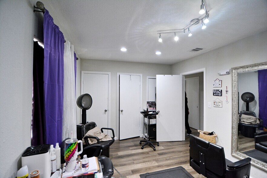 More Photos Of 100 Schertz Pky, Schertz Freestanding For Sale