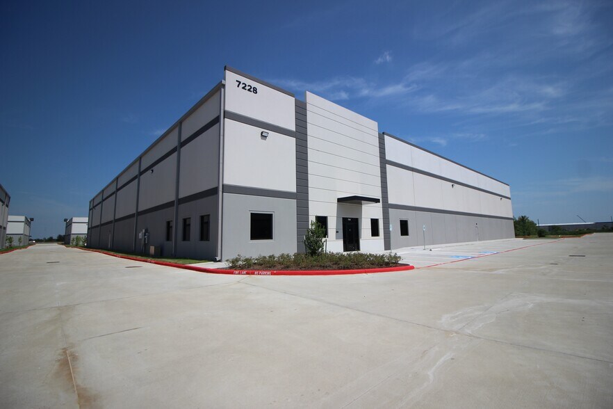 More Photos Of 7208 E Freeway, Baytown, TX 77521, USA Fwy, Baytown Distribution For Sale