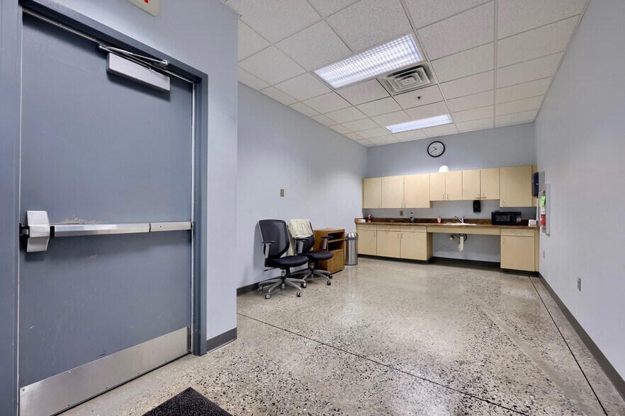 More Photos Of 22 Blackhawk Ln, Elizabethtown Distribution For Sale