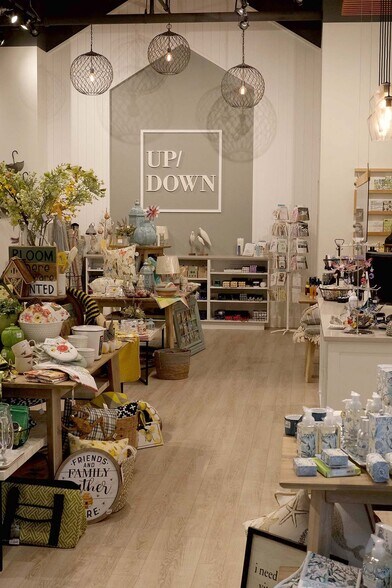 More Photos Of 5755 Cowrie St, Sechelt Storefront For Lease