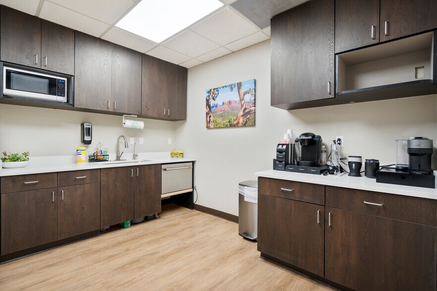 More Photos Of 202 E Earll Dr, Phoenix Medical For Sale